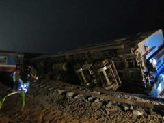 Tàu hoả đâm đứt lìa ô tô: Khởi tố vụ án