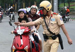 CSGT bí mật ghi hình trẻ em không đội mũ bảo hiểm ở các trường học