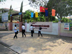 Mâu thuẫn nhỏ, nhờ người 'thanh toán' bạn cùng trường