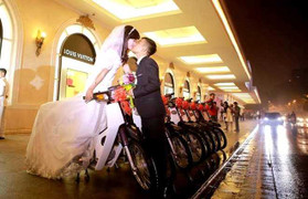 Cặp đôi 9X chụp ảnh cưới bên dàn xe Dream