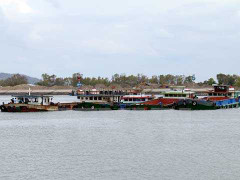 Gặp biên phòng, cát tặc phát loa tháo chạy toán loạn
