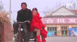 Mặc váy cưới suốt 10 năm vì quá hạnh phúc