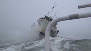 Tưởng thuyền lật, nhảy khỏi tàu để thoát thân