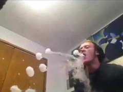 Ngả mũ trước màn hút thuốc nhả khói siêu đỉnh