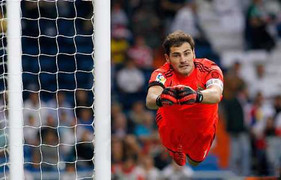 Clip: Casillas hào phóng tặng áo fan nhí gặp nạn