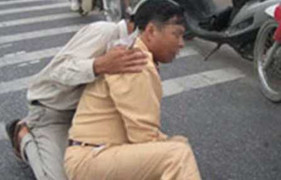 Rút dao đâm CSGT hòng đòi lại xe vi phạm