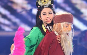 Video Đức Vĩnh diễn trích đoạn Tuồng 'Ông già cõng vợ đi xem hội'