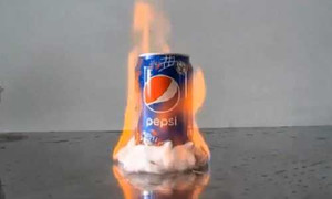 Chuyện gì xảy ra khi đốt cháy lon nước ngọt?