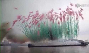 Clip: Màn bắn pháo hoa giữa ban ngày đẹp không tưởng