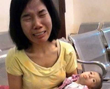 Xót xa mẹ ôm con bệnh tim gào khóc ở ga tàu, xin tiền về quê