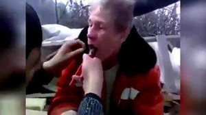 Phì cười clip nhổ răng bằng kìm