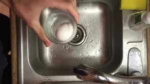 Mẹo bóc trứng luộc siêu nhanh