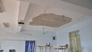 Học trên giảng đường, nữ sinh bị vữa trần rơi trúng đầu nhập viện