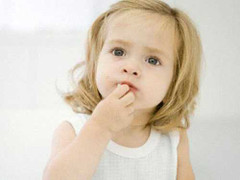 Cách chữa sâu răng cho trẻ cực nhanh bằng tỏi, lá hẹ