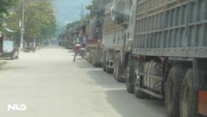 Clip: Hàng trăm xe dưa hấu, thanh long ùn tắc ở cửa khẩu Tân Thanh