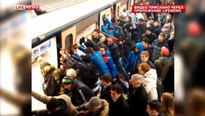 Người phụ nữ thoát chết ngoạn mục khi mắc kẹt ở đường ray tàu