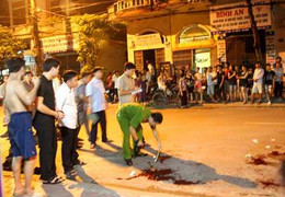 Băng giang hồ bắn người phụ nữ ngã gục trong nhà