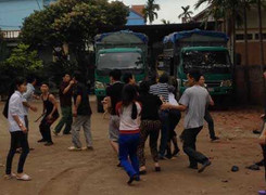 Clip dân ẩu đả kinh hoàng trước mặt lãnh đạo xã ở Hải Dương: Vì đâu?