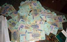 Chơi gian lận, thiếu uý cảnh sát bị cướp trên sòng bạc