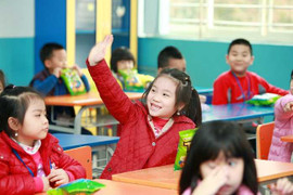 Phụ huynh cùng con khám phá lớp học tự tin