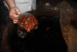 Kinh ngạc căn hầm chứa 10 tấn rượu 'tan cửa nát nhà'