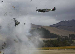 Video: Máy bay phát nổ, phi công thoát chết hy hữu