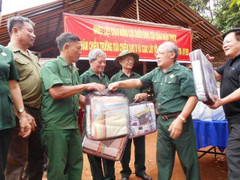 Cựu chiến binh TP.HCM thăm 'người rừng' ở Bình Phước