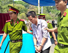 Quản gia trộm hàng chục cây vàng của chủ để chơi 'hàng đá'