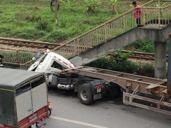 Xe đầu kéo lao vào thành cầu, bẹp dúm phần đầu