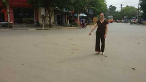 Giám đốc bắt người quỳ lạy giữa đường