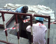 Người mù lọt thỏm hố ga trên phố đi bộ hiện đại nhất Việt Nam