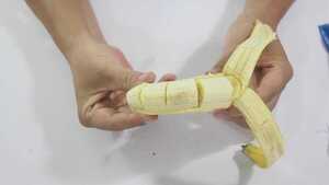 Ngỡ ngàng mẹo cắt chuối không cần bóc vỏ