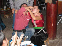 Giám đốc kể chuyện gái Thái chuốc rượu