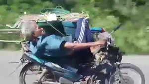 Kinh hãi xem cụ ông vừa nằm vừa lái xe bằng một tay