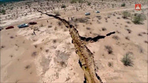 Kinh hoàng mặt đất tự tách đôi như ngày tận thế