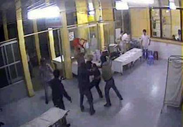 Táo tợn xông vào phòng khám đánh người, cướp tài sản