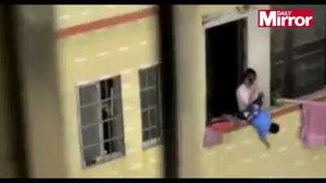 Phẫn nộ bà mẹ treo con 'lủng lẳng' trên ban công tầng 7