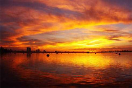 Bí ẩn giông lốc 'nuốt người' ở Hồ Tây