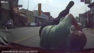 Video: Cái kết của người đàn ông tự đâm đầu vào ôtô ăn vạ