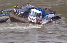 Rợn tóc gáy cảnh người và xe bị hút vào xoáy nước