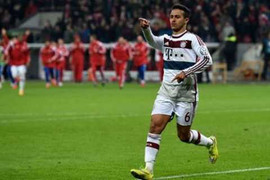 Sao Bayern Munich tung người kungfu đạp thẳng ngực đối thủ