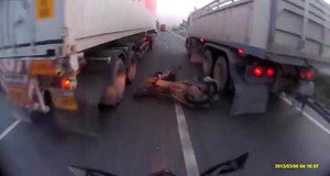 Vượt giữa hai xe tải, tài xế xe máy thoát chết thần kỳ