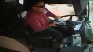 Ô tô tai nạn vỡ tan tành kính, lái xe thoát chết thần kỳ