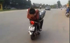 Truy tìm ra quái xế đầu trần, nằm dài ra yên lái xe máy lao vun vút bằng chân