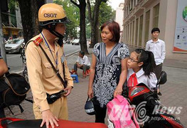Từ hôm nay, phạt phụ huynh không đội mũ bảo hiểm cho con