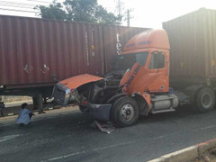 2 xe container 'dính chặt nhau' sau cú mất phanh, quốc lộ 1 kẹt cứng