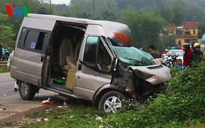 Xe khách lao vào xe đầu kéo, thi thể tài xế mắc kẹt trên ghế lái