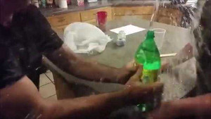 Phì cười anh chàng bị bạn chơi khăm bằng màn ảo thuật giả