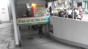 Rơi xuống tầng hầm gửi xe, một phụ nữ tử vong