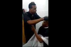 Phì cười xem anh chàng mê điện thoại đi cắt tóc